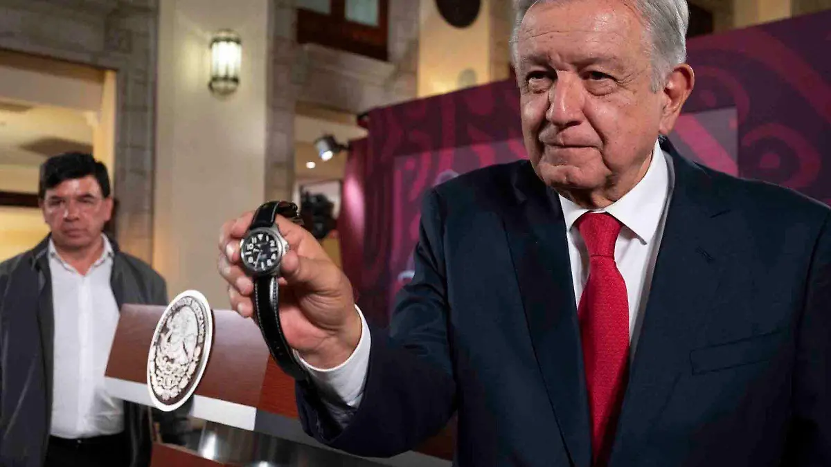 AMLO mostrando su reloj